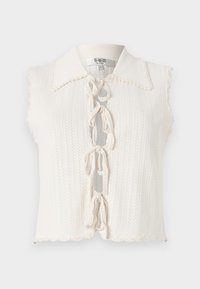 Hvit ermeløs topp med scalloped krage, teksturert strikkmønster, knappelukking foran med sløyfer, og cropped hem.