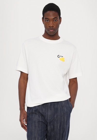 Witte katoenen t-shirt met een ronde halslijn, korte mouwen en een klein geel grafisch ontwerp op de linkerkant van de borst.