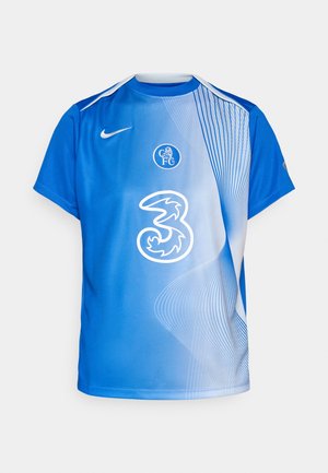 Kék sportpóló, átmenetes dizájnnal, fehér "3"-assal és klubcímerrel. Simító anyagból készült, rövid ujjú és kerek nyakkivágással.