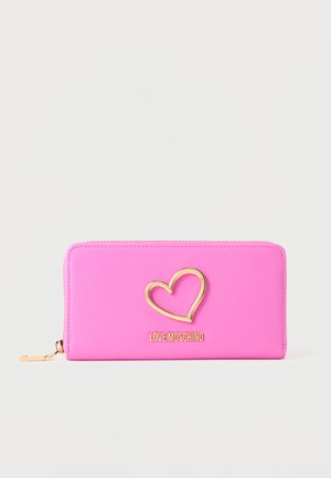 Portafoglio rosa acceso con cerniera, contorno di cuore dorato e logo "LOVE MOSCHINO" sul davanti, mostrato su sfondo bianco.