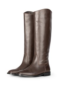 Stivali alti fino al ginocchio in pelle marrone con una texture liscia, punta rotonda e cuciture minime. Presentano un tacco basso impilato e un design semplice.