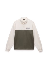 Langermet polo skjorte med en kremfarget overdel og olivengrønn underdel, laget av myk stoff med en logopatch på brystet.