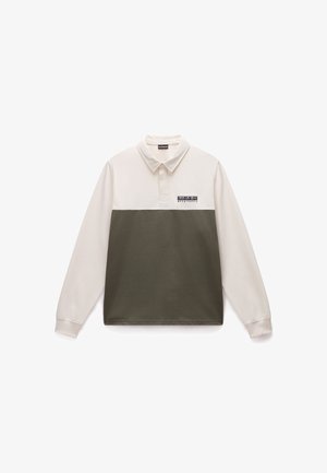 Polo majica z dolgimi rokavi, ki ima kremasto zgornjo polovico in olivno zeleni spodnji del, izdelana iz mehkega blaga z logotipom na prsih.