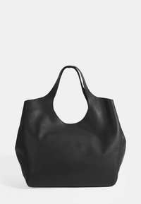 Zwarte lederen draagtas met een zachte textuur, een afgeronde vorm en brede handvatten. Voorzien van een open bovenkant en een groot centraal vak.