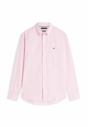 Camicia da uomo a maniche lunghe con bottoni, a quadri rosa e bianchi, con colletto e piccolo logo sul petto, distesa su uno sfondo bianco.