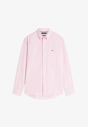 Camicia da uomo a maniche lunghe con bottoni, a quadri rosa e bianchi, con colletto e piccolo logo sul petto, distesa su uno sfondo bianco.
