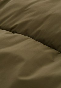 Olijfgroen gestikt stof met een gladde textuur en zachte glans, met een subtiel patroon van gestikte lijnen die een puffy effect creëren.