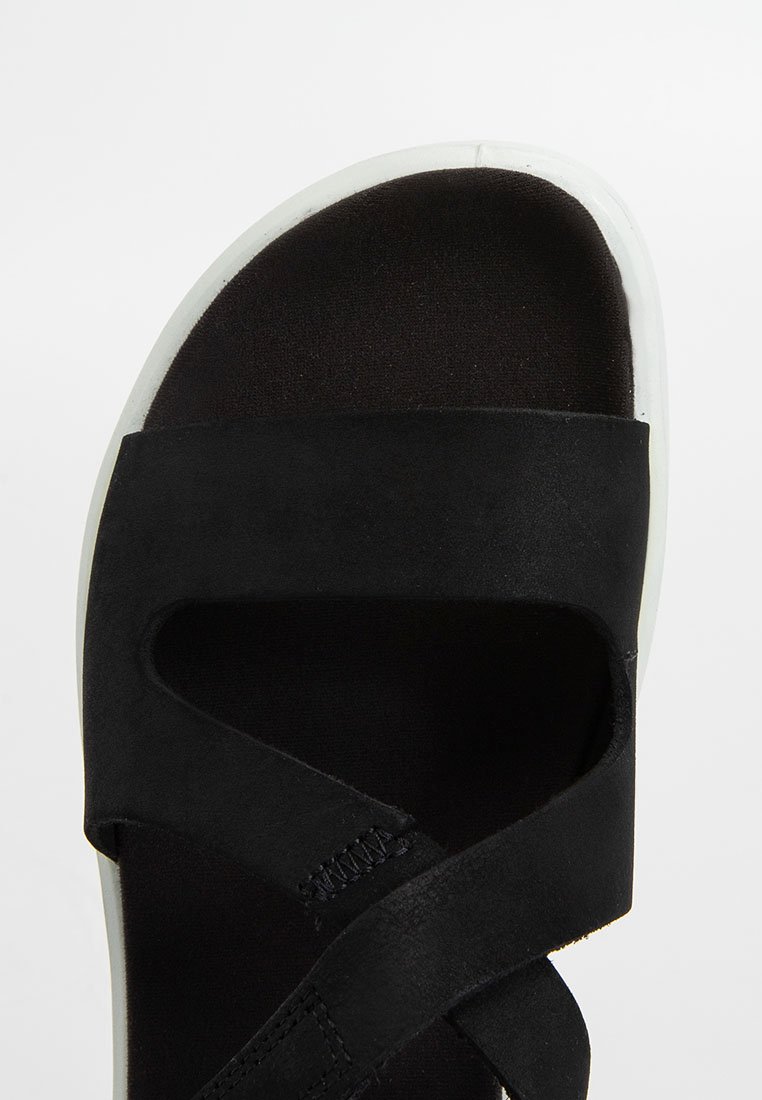 Zwarte sandalen met zachte bandjes, een platte zool en een comfortabele voetbed. Het ontwerp heeft een open teen en een minimalistische stijl.