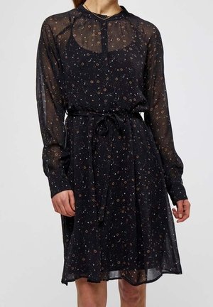 Czarna przezroczysta sukienka z długim rękawem, ozdobiona niewielkimi wzorami kwiatów i księżyca, z paskiem w talii i półprzezroczystym materiałem na czarnej, jednolitej podszewce.