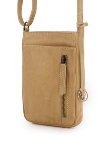 Sac bandoulière en cuir tan avec une finition texturée, doté d'une poche zippée à l'avant, d'une sangle ajustable et d'un accent en anneau sur le côté.