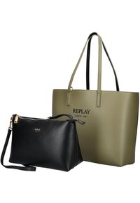 Borsa tote verde oliva con due manici e logo stampato; accanto a una pochette nera con zip, dotata di tracolla staccabile e dettaglio del logo.