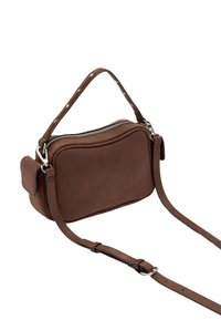 Brązowa zamszowa torba na ramię z zamkiem błyskawicznym, krótką rączką i długim regulowanym paskiem. Charakteryzuje się elegantym przeszyciem i minimalistycznymi metalowymi elementami.