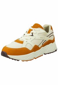 Weißer und orangefarbener Sneaker mit strukturiertem Mesh- und Wildleder-Einsätzen, ausgestattet mit Schnürverschluss, gepolstertem Kragen und Gummisohle.