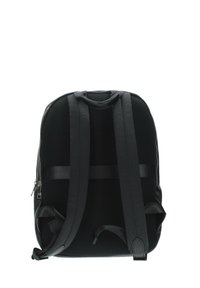 Zaino in rete nera con spallacci imbottiti, una maniglia superiore e chiusura con cerniera; presenta una superficie testurizzata e un design elegante.