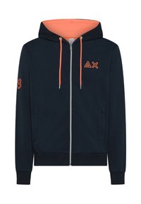 Felpa con cappuccio a zip di colore blu navy con dettagli arancioni. Presenta tasche laterali, dettagli del logo e polsini e orlo a costine. Tessuto morbido.