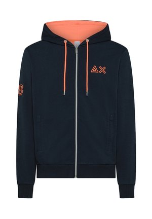 Felpa con cappuccio a zip di colore blu navy con dettagli arancioni. Presenta tasche laterali, dettagli del logo e polsini e orlo a costine. Tessuto morbido.