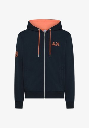 Felpa con cappuccio a zip di colore blu navy con dettagli arancioni. Presenta tasche laterali, dettagli del logo e polsini e orlo a costine. Tessuto morbido.