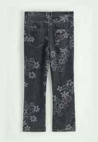 Pantalons en denim gris foncé avec un motif floral dans des tons gris clair. Comprend deux poches arrière et une coupe droite.