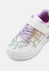 Hvit mesh sneakers med glitrende blå og gull-design, lavendel aksenter og en borrelåsrem med polstret innvendig.
