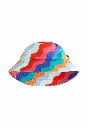 Klobúk typu bucket s farebnými vlnitými pruhmi v červenej, modrej, oranžovej, ružovej, tyrkysovej a bielej farbe na bielom pozadí.