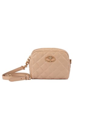 Beige quiltet crossbody-taske med justerbar rem og gyldent ovalt emblem med en stiliseret blomst i midten.