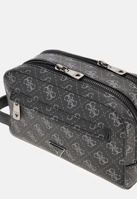 Szara kosmetyczka w wzory z dwoma zapinanymi na zamek kieszeniami, z pikowanym wzorem i metalicznymi ozdobami.