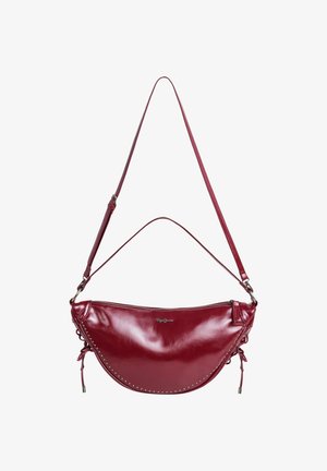 Γυαλιστερή κόκκινη τσάντα ώμου σε σχήμα ημισελήνου με ασημένιες καταλήξεις κατά μήκος της κάτω άκρης και ρυθμιζόμενο λουρί, κλείσιμο με φερμουάρ στην κορυφή.