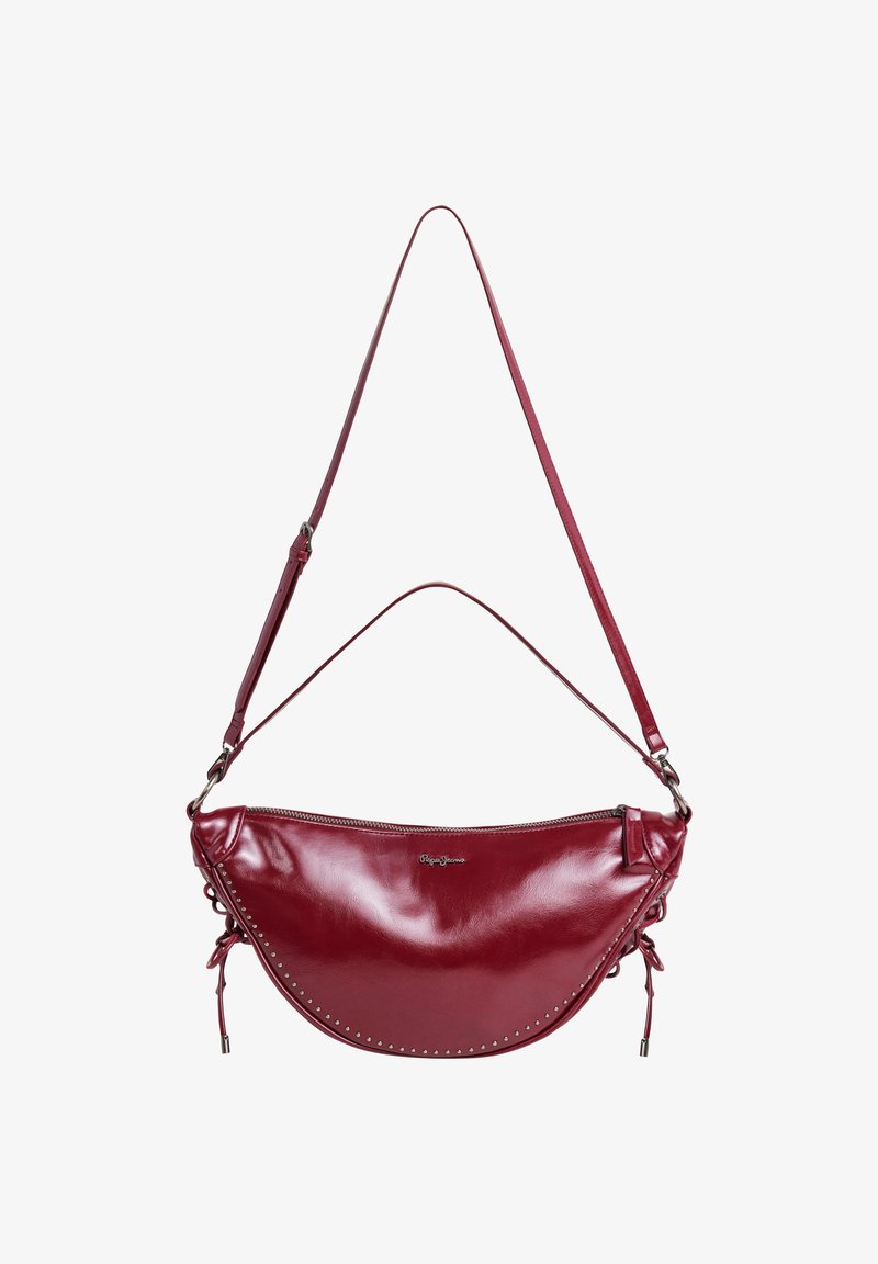Γυαλιστερή κόκκινη τσάντα ώμου σε σχήμα ημισελήνου με ασημένιες καταλήξεις κατά μήκος της κάτω άκρης και ρυθμιζόμενο λουρί, κλείσιμο με φερμουάρ στην κορυφή.
