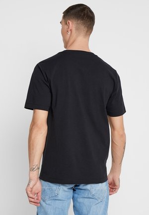 Czarny t-shirt bawełniany z krótkim rękawem, okrągłym dekoltem i luźnym krojem. Charakteryzuje się prostym wzorem bez zdobień czy akcentów.