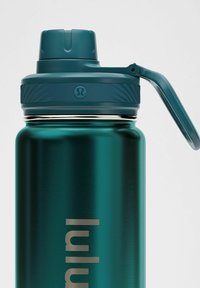 Butelka na wodę ze stali nierdzewnej w głębokim odcieniu teal z teksturowanym zakręcanym korkiem i zintegrowanym uchwytem. Posiada matowe wykończenie i wytłoczone logo.
