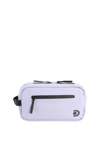 Neceser rectangular lavanda hecho de material suave con una cremallera negra, bolsillo delantero y logotipo en el lateral. Cierre de doble cremallera en la parte superior.