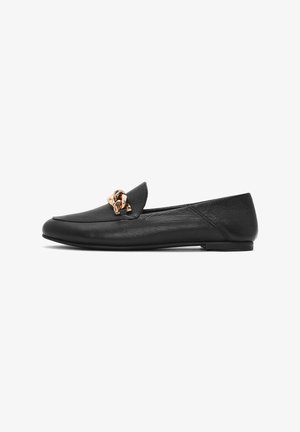 Zwarte leren loafers met een ronde neus, voorzien van een decoratieve metalen accent aan de voorkant en een lage, platte rubberen zool.