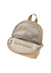 Beige ryggsäck med rundad form och dragkedjestängning. Insidan har ett monogrammönster i ljus beige. Slät textur, framträdande handtag.