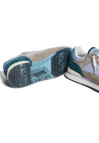 Baskets avec un mélange de daim gris et d'accents bleus. Semelle extérieure épaisse et texturée avec une finition bleue translucide montrant des motifs en couches.