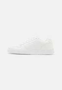 Weißer Sneaker aus glattem synthetischem Material mit runder Spitze, Schnürdesign, flacher Sohle und dezenten Perforationen.