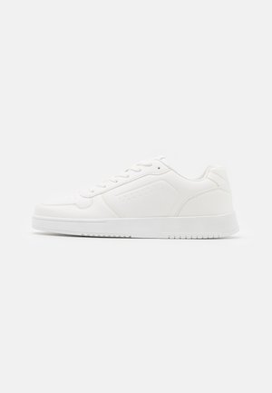 Białe sneakersy wykonane z gładkiego materiału syntetycznego, z okrągłym noskiem, sznurowanym zapięciem, płaską podeszwą i subtelnym perforowanym wykończeniem.