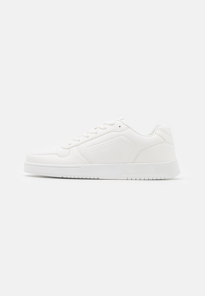Weißer Sneaker aus glattem synthetischem Material mit runder Spitze, Schnürdesign, flacher Sohle und dezenten Perforationen.