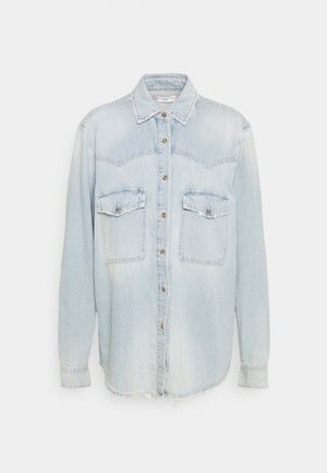 Chemise en denim bleu clair à manches longues, fermeture par boutons, col pointu et deux poches poitrine devant ; ourlet et poignets légèrement usés.