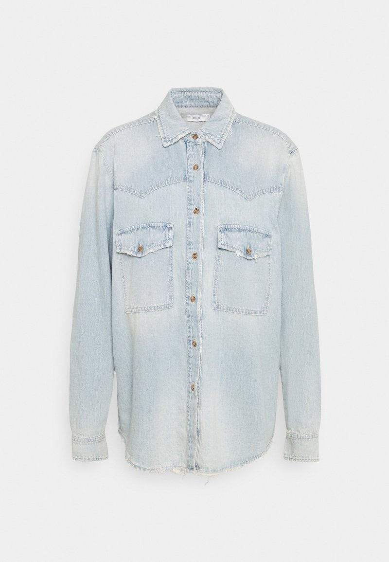Chemise en denim bleu clair à manches longues, fermeture par boutons, col pointu et deux poches poitrine devant ; ourlet et poignets légèrement usés.