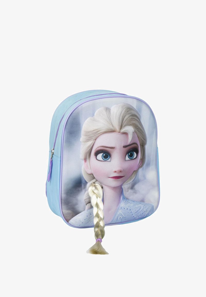 Zaino azzurro chiaro con grande immagine stampata di un personaggio con capelli biondi e treccia. Tessuto morbido con chiusura a zip.
