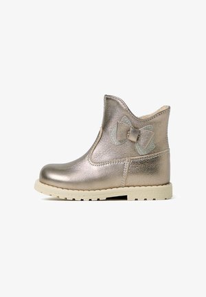 Metallic bronze Knöchelstiefel mit strukturiertem Finish, ausgestattet mit einer dekorativen Schleifendetail und einer kontrastierenden elfenbeinfarbenen Gummisohle.