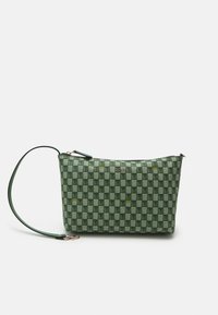 Borsa a pochette intrecciata verde con tracolla integrata, dotata di chiusura a zip e accenti di branding dorati. Dettaglio della superficie testurizzata.