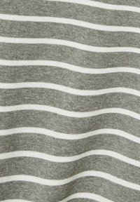 Grau Stoff mit horizontalen, gewellten Streifen in Weiß. Weiche Textur mit einem subtilen Strickmuster, gleichmäßige Linien schaffen ein rhythmisches Design.