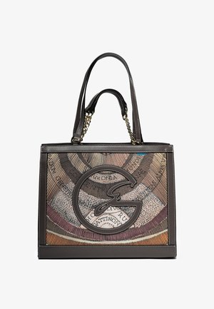 Braune Leder-Umhängetasche mit zwei Griffen, die ein großes gesticktes rundes Logo und ein mehrfarbiges abstraktes Muster auf der Vorderseite zeigt.