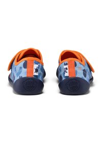 Blaue Kinderschuhe mit einem verspielten Muster, orangefarbenen Akzenten und Klettverschluss; Gummisohle mit strukturiertem Grip.