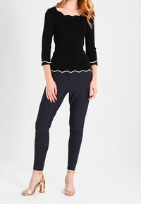 comma Sweter