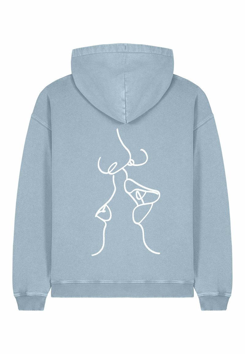 Hoodie azzurro chiaro con arte minimalista bianca che rappresenta due volti umani astratti che si baciano, stampata sul retro.