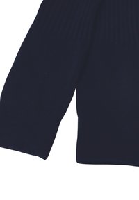 Maglione blu navy, texture a coste sui polsini e sul collo, design aderente, realizzato in tessuto morbido, con maniche lunghe e orlo dritto.