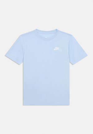 Világoskék pamut póló rövid ujjakkal, kerek nyakkivágással és fehér Nike logóval a bal felső mellrészen. Simaságú anyag, egyszerű kialakítás.