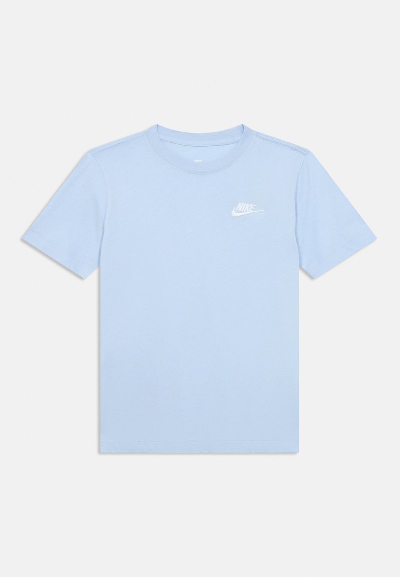 T-shirt en coton bleu clair à manches courtes, col rond, avec un logo Nike blanc sur le haut gauche de la poitrine. Texture lisse, design simple.